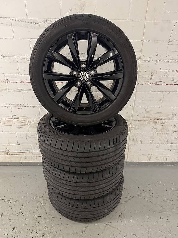 Pair of VW 18” Springfield alloy wheels + summer tires